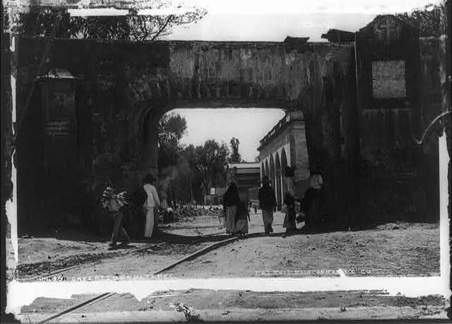 [Mexico]: Gate at Chapultepec, 1884