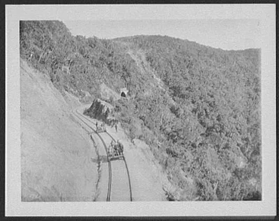 Section cars on the mountain railway - tunnel 19, Sri Lanka, 1895