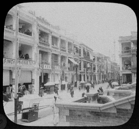 Queens Road street scene, Hong Kong, 1895